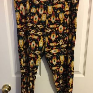 🚀 Rocket Lularoe Tall and Curvy leggings (12-18)